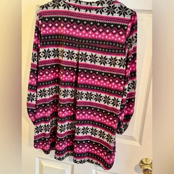 Dear Scarlett Pink and Black Snowflake Print Top - Picture 4 of 4